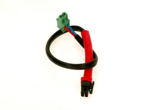 Bosch Kabel mit einem grünen Stecker und zwei roten sowie einem blauen Kabel, das in eine schwarze Isolierung integriert ist.
